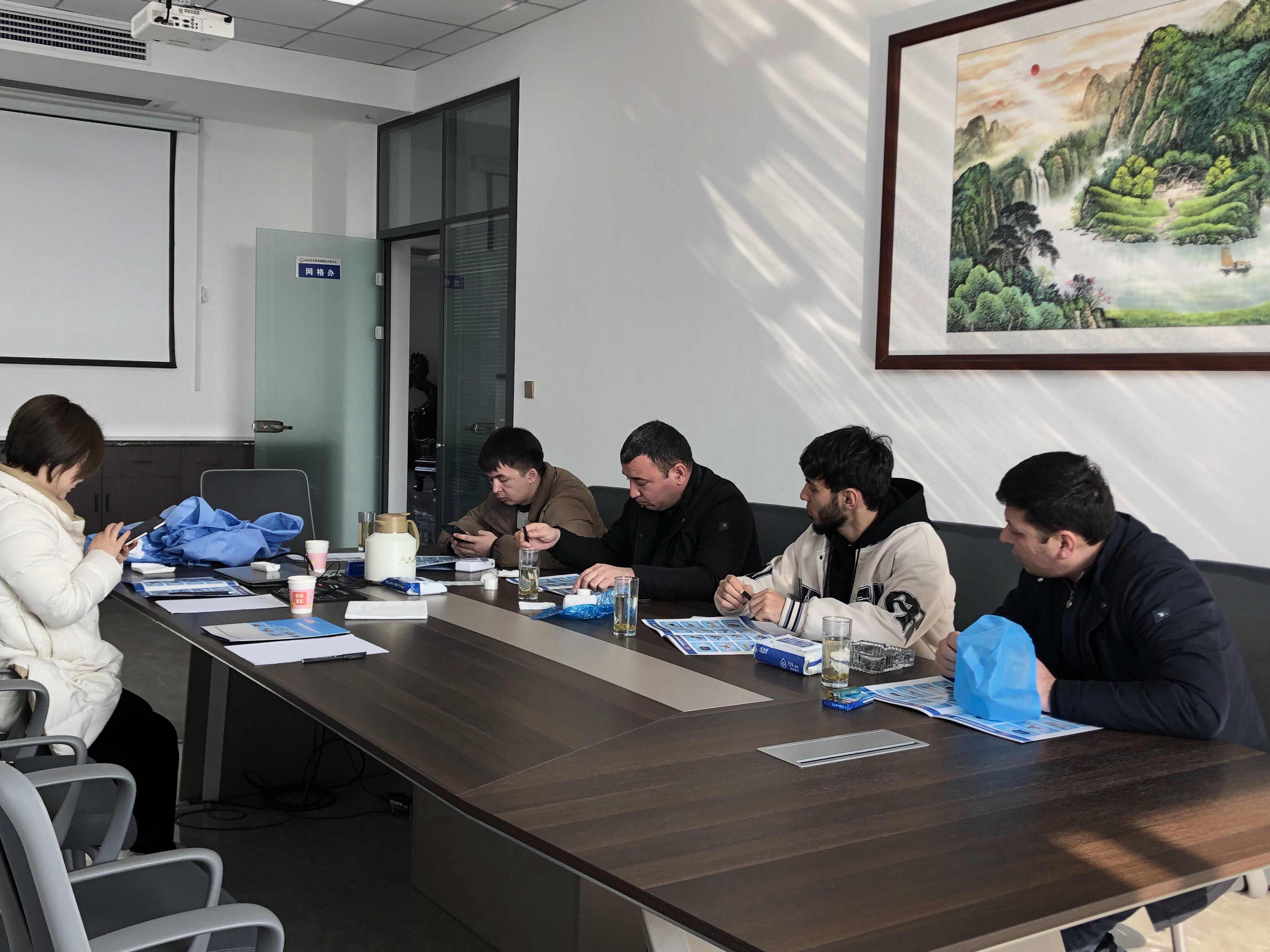 與外國(guó)客戶(hù)簽約中.JPG
